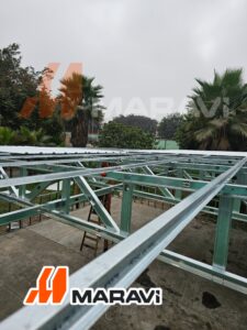 La cobertura termoacústica resistente al clima de UPVC es ideal para industrias que requieren techos higiénicos, aislantes y duraderos.