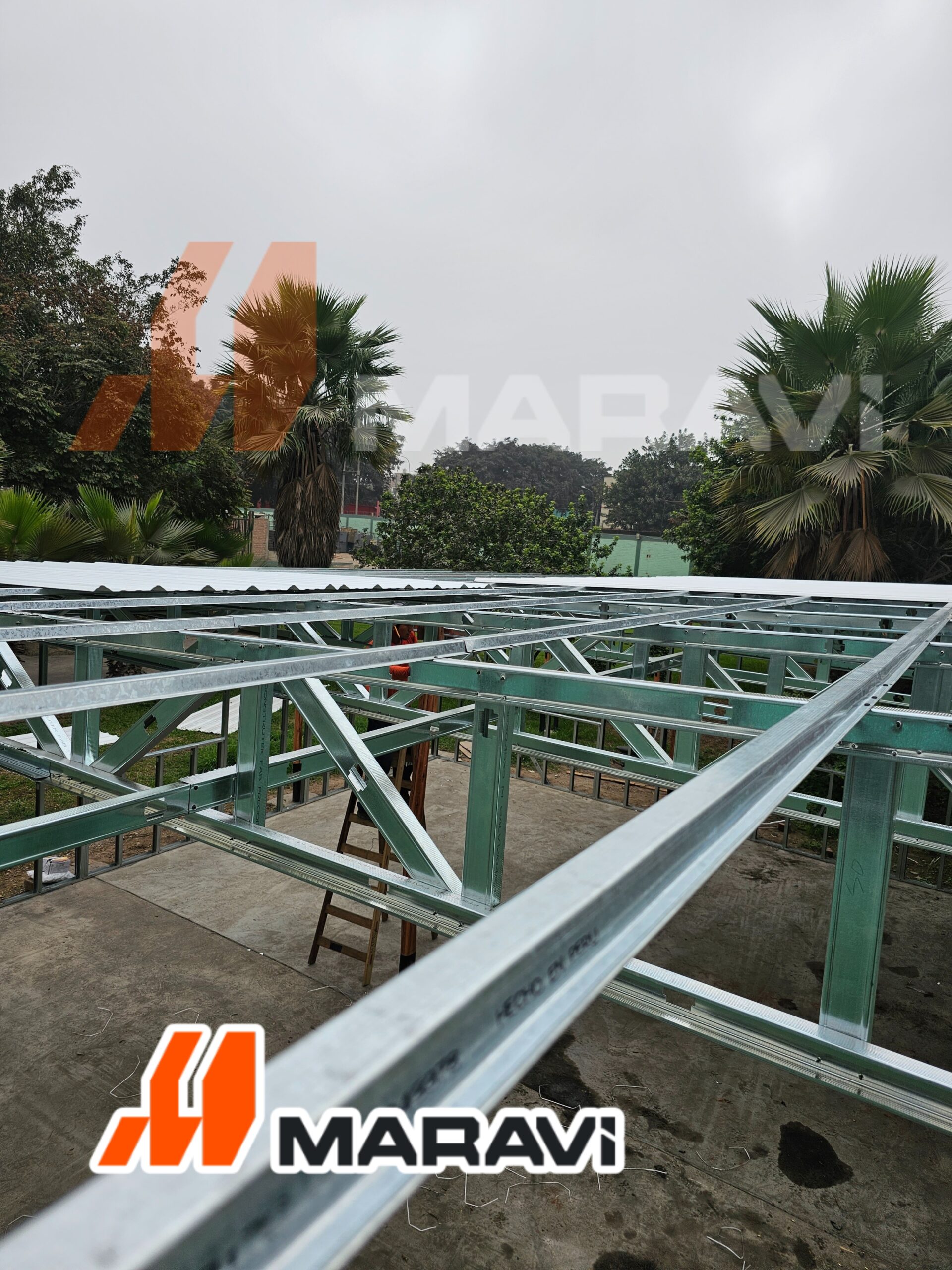 La cobertura termoacústica resistente al clima de UPVC es ideal para industrias que requieren techos higiénicos, aislantes y duraderos.