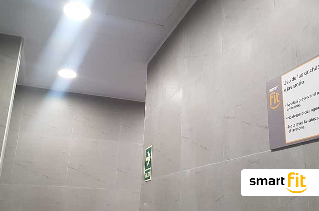 Abastecimiento de paneles de PVC para las siguientes áreas: baños, duchas, cambiadores y pasadizos.