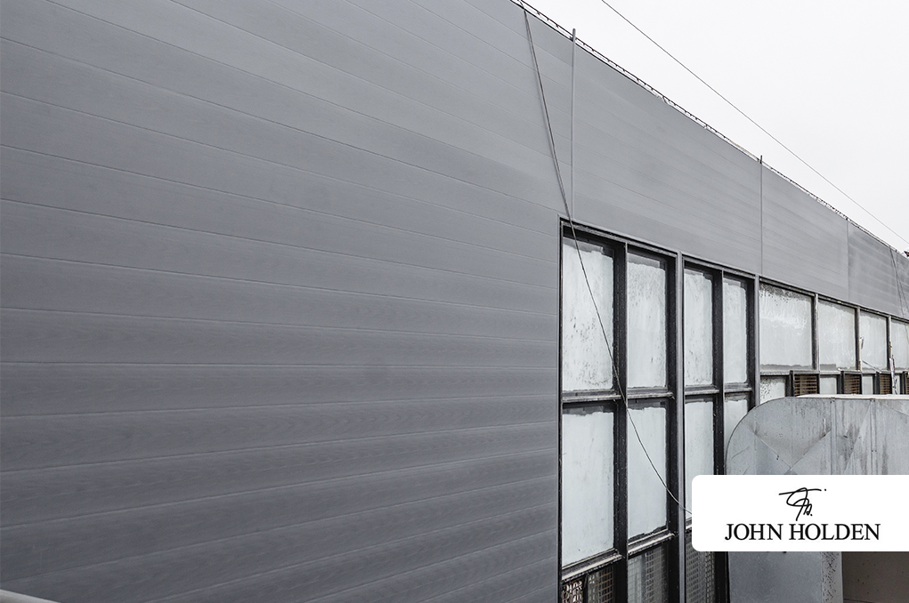 Revestimiento de fachada con paneles de PVC de color institucional. Formulación especial para paneles de uso en el exterior.