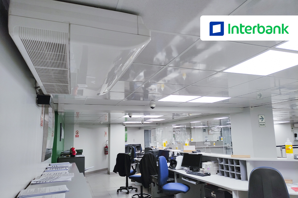 Cambio de falso cielo en formato baldosas de PVC en oficinas comerciales con acabado brilloso.