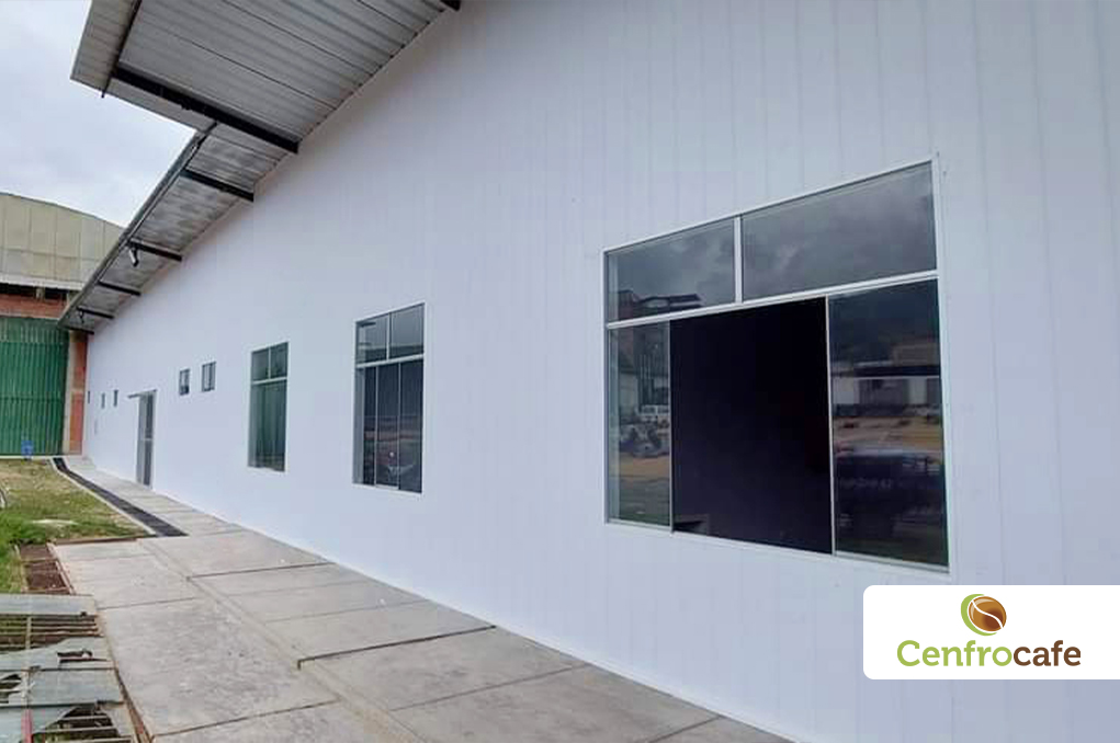 Fabricación y formulación de paneles de PVC para exteriores.