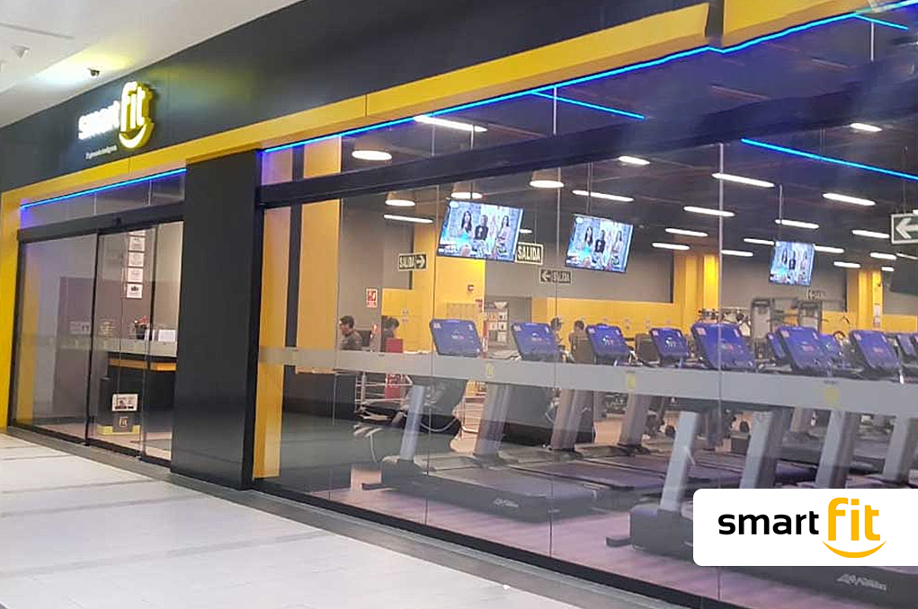 Abastecimiento de paneles de PVC para las siguientes áreas: baños, duchas, cambiadores y pasadizos.