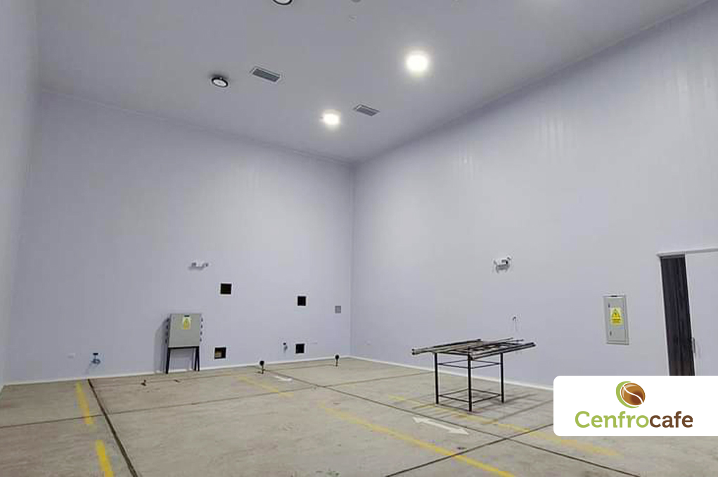 Instalación de tabiquerías y falso cielo raso con paneles de PVC.