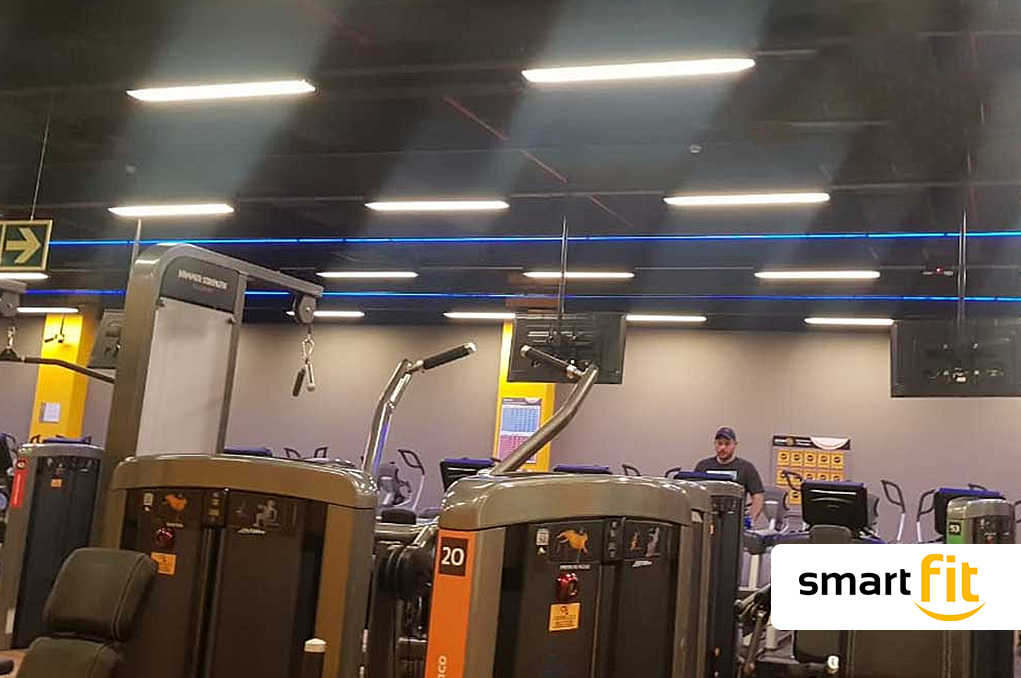 Abastecimiento de paneles de PVC para las siguientes áreas: baños, duchas, cambiadores y pasadizos.