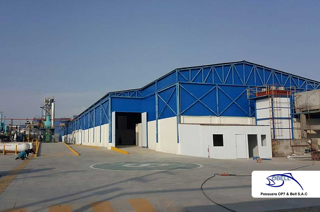 Instalación de paneles de PVC en formato de colores institucionales.