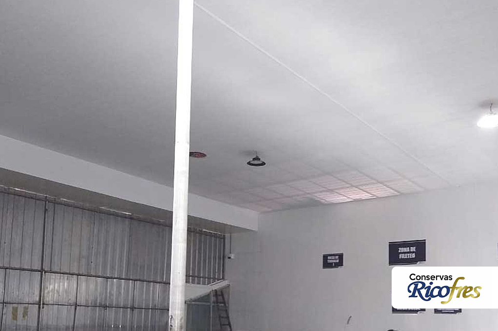 Abastecimiento de materiales para falso cielo raso en formato de paneles de PVC.