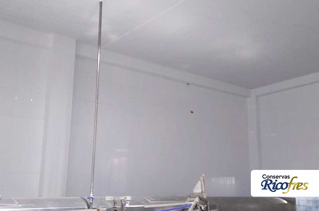 Abastecimiento de materiales para falso cielo raso en formato de paneles de PVC.