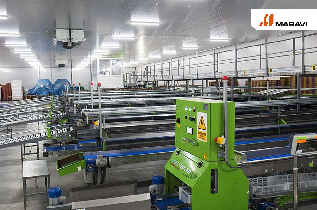 Instalación de falso cielo raso con paneles de PVC.